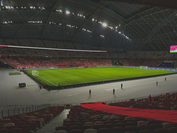 How can rugby players benefit from plyometric push-ups?