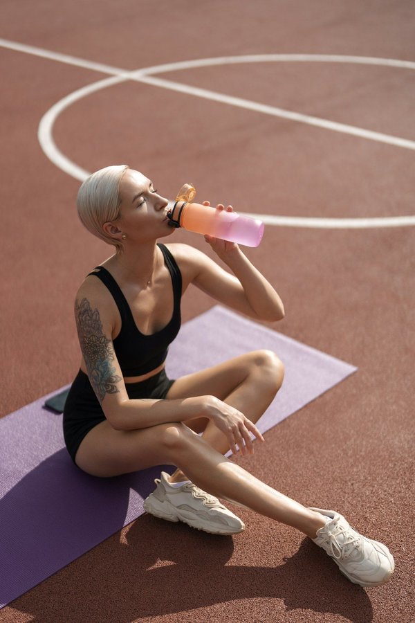 What advanced hydration techniques are recommended for UK MMA fighters on fight day?